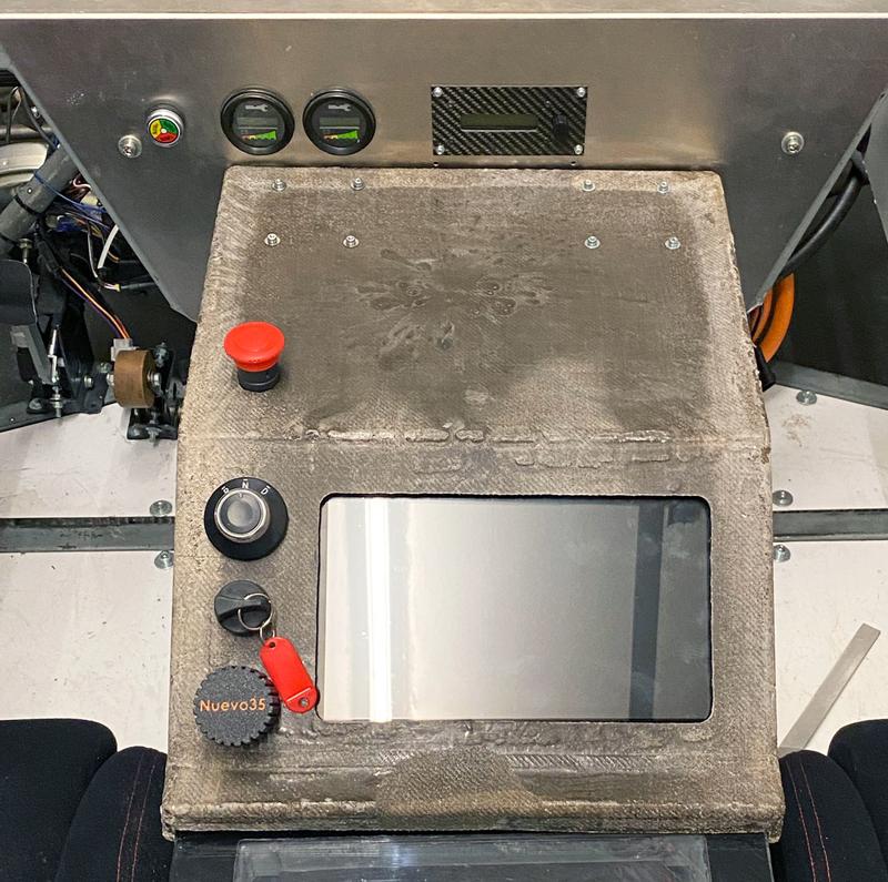 Die umweltfreundliche Mittelkonsole aus Naturfasern und Epoxidharz wird im nächsten Schritt oberflächenbehandelt.