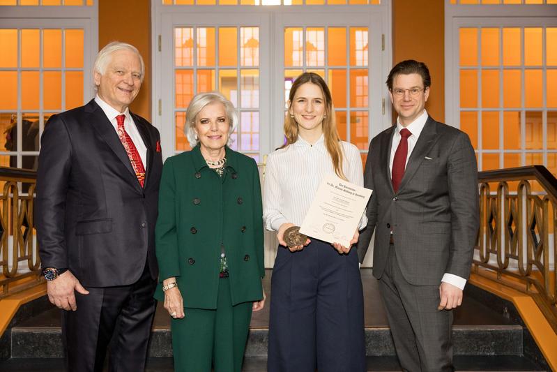 Dr. Felicitas Hengel (2.v.r.) mit den Spender:innen des diesjährigen Preisgeldes Eva-Maria und Wolfgang Peter Greve (l.) und Prof. Dr. Samuel M. Huber, Vorsitzender des Kuratoriums der Dr. Martini-Stiftung (r.)