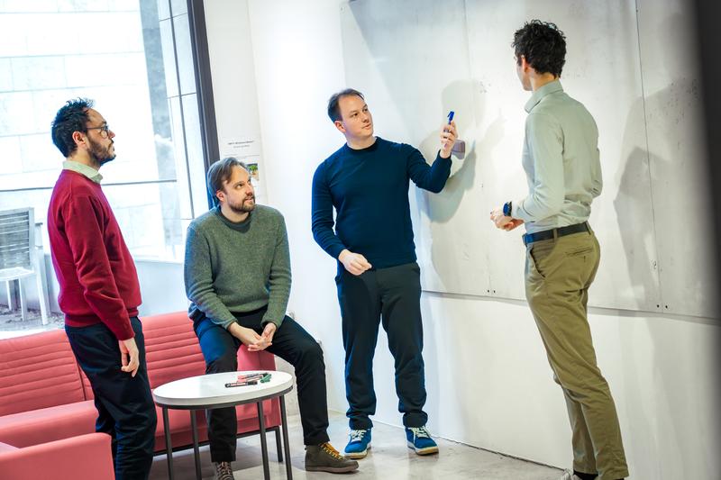 ISTA-Wissenschafter erzielen algorithmische Innovation in der genetischen Analyse komplexer Merkmale. Von links nach rechts: Marco Mondelli, Matthew Robinson, Al Depope und Jakub Bajzik.