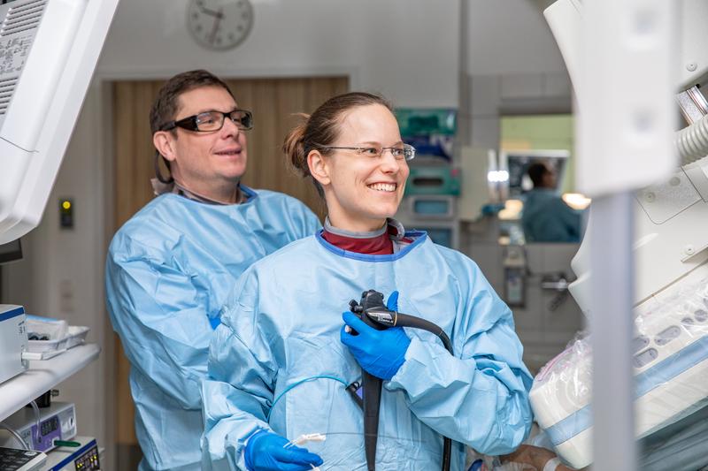 Bei einer Gallengangs-Spiegelung: Prof. Dr. Benjamin Heidrich und Dr. Friederike Klein führen die Untersuchung endoskopisch durch. 
