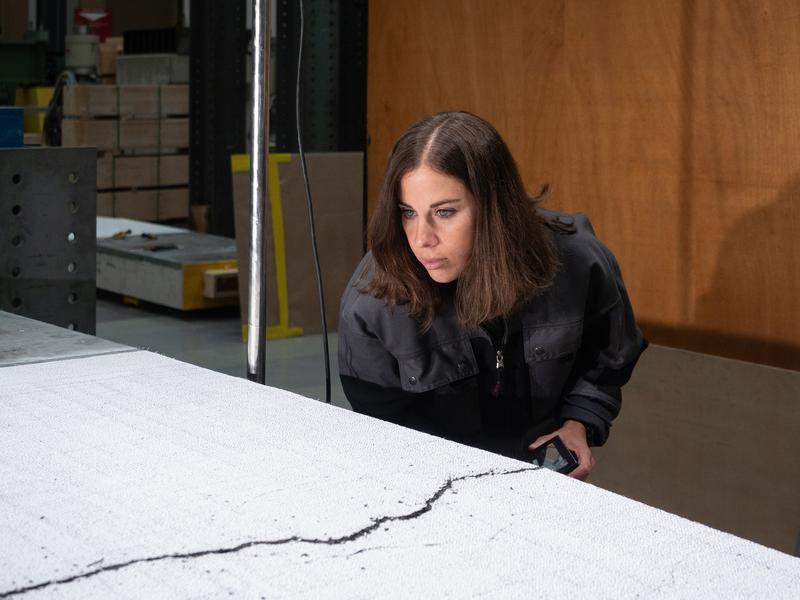 Unter Spannung: Empa-Forscherin Angela Sequeira Lemos und ihr Team haben die Betonplatten in Versuchen bewusst zu Riss gebracht. 