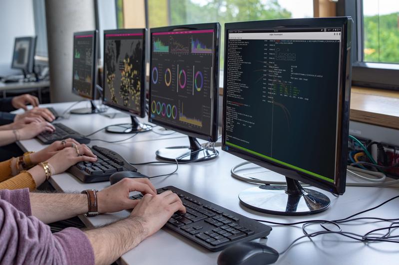 Menschen an Computern