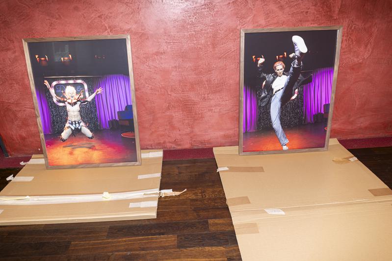 Am 1. März stehen Katharina Bosse und Larry Long zusammen auf der Bühne des Theaters Bielefeld – im Rahmen der Kulturgala. Dazu hat Bosse 22 Fotografien ihres gemeinsamen Projekts ausgewählt, die aktuell im Theaterfoyer zu sehen sind.