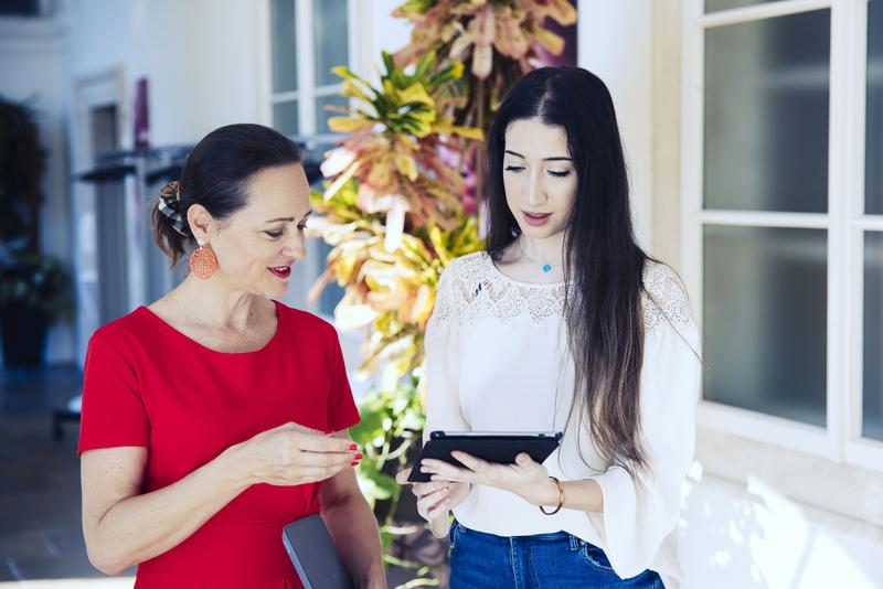 Prof.(FH) Mag. Dr. Doris Berger-Grabner, MA, CSE (links), Studiengangsleiterin für Unternehmensführung und Digitales Management sowie Forscherin im Projekt zur Nutzung Generativer KI in KMU am IMC Krems.