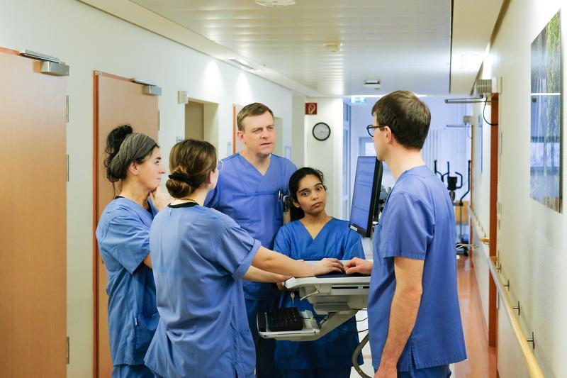 Ward round in the Mildred Scheel House of the UKSH on the Kiel campus. Center: Prof. Friedrich Stölzel.