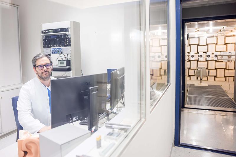 Ein Arbeitsort von Philipp Zelger, neuberufener Professor für Experimentelle Audiologie an der Medizinischen Univerisität, ist die Camera Silenta. Im stillsten Raum Tirols führt Hör-Experimente durch.