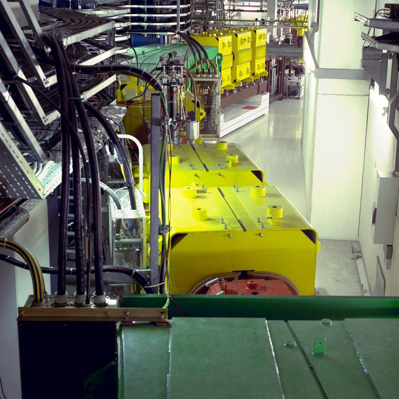 Einen besonderen Beitrag zu den Entdeckungen leistete der Fragmentseparator FRS – eine „Sortiermaschine“, bei der nach einer Kernkollision aus einer Fülle von Bruchstücken gezielt bestimmte Kerne vereinzelt und auf Isomerie untersucht werden können.