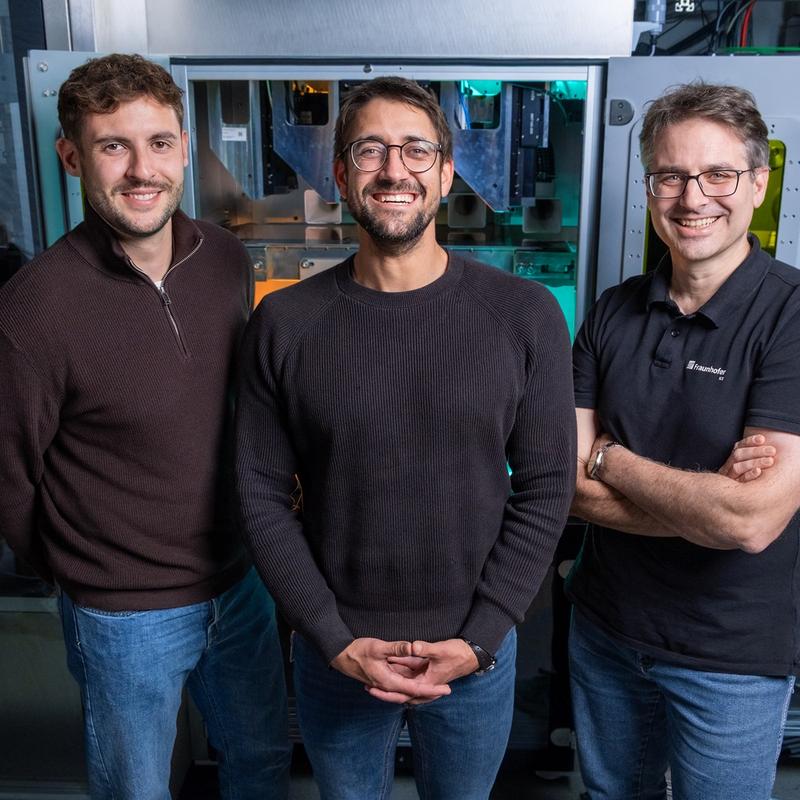 Forschende am Fraunhofer ILT entwickeln laserbasierte Prozesse für die Fertigung von Festkörperbatterien, darunter Laserstrukturierung von Festelektrolyten und Lasertrennen von Lithium-Metall-Anoden.
