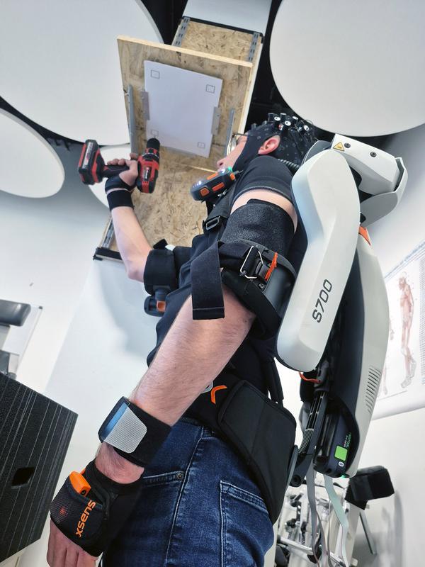 Forschung zu Exoskeletten im Arbeitsalltag; hier bei Überkopf-Arbeiten