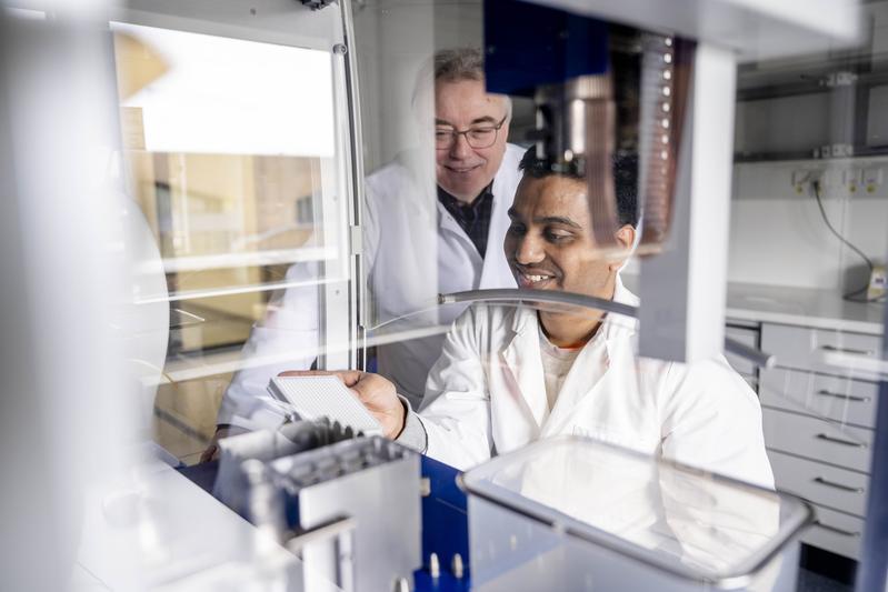   Ralf Erdmann (links) und Chethan Krishna widmen sich der Erforschung von Trypanosomen. Die Erreger lösen verschiedene, weltweit häufig auftretende Krankheiten aus. 