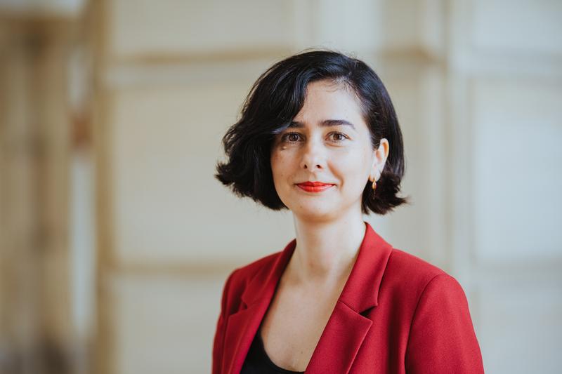 Prof. Dr. Aysel Yollu-Tok, HWR Berlin, forscht zu Arbeitsmarkt-, Sozial- und Gleichstellungspolitik. Im Interview erklärt sie, weshalb die Lohnlücke zwischen Frauen und Männern trotz jahrzehntelanger Gleichstellungspolitik und Fortschritt noch besteht.