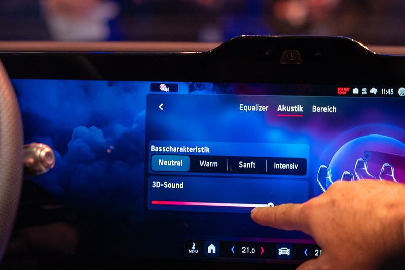 With an intuitive interface, the acoustics of the interior of Mercedes-Benz vehicles can be adjusted from subtle spatial sound to the acoustics of a large concert hall.