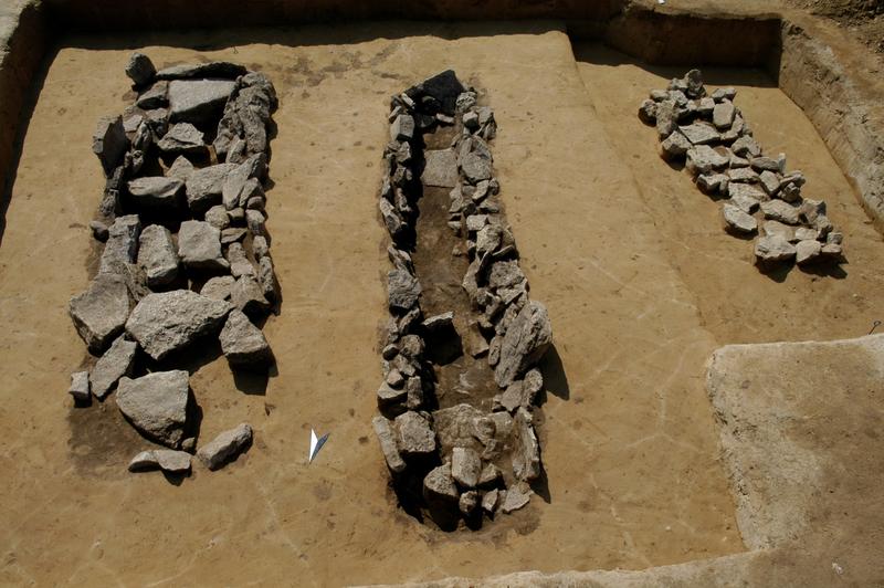 Steinpackungen spätbronzezeitlicher Gräber bei Esperstedt. 