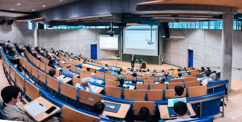 Bei der 8. Regensburger Wasserstoffkonferenz tauschten sich Expertinnen und Experten an der OTH Regensburg über neueste Forschungsprojekte sowie globale und regionale Strategien aus. 