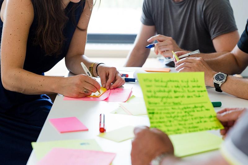 Ein Gründungsteam arbeitet gemeinsam an Ideen.