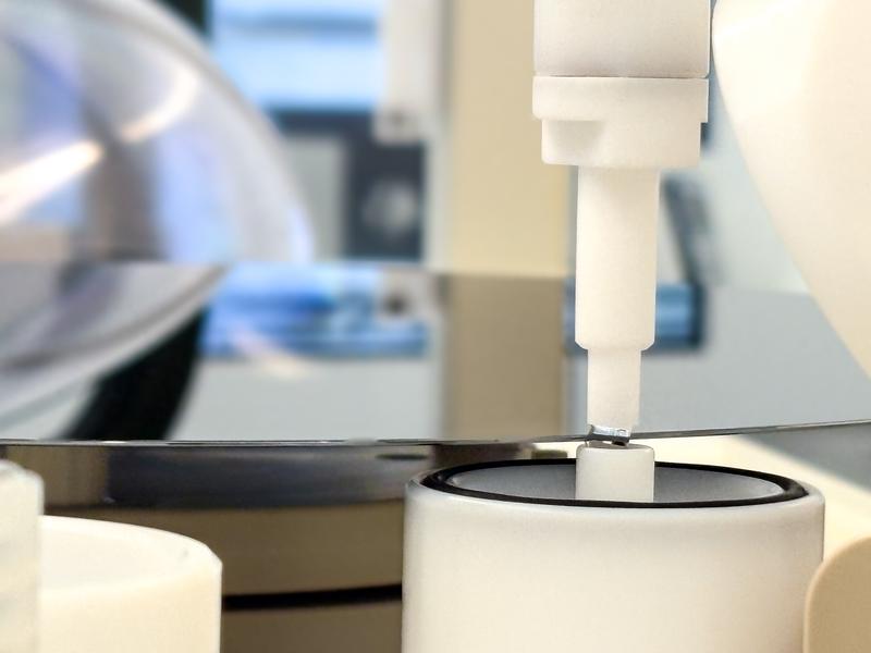 Nozzle and droplet holder fixating the droplet performing a bevel scan