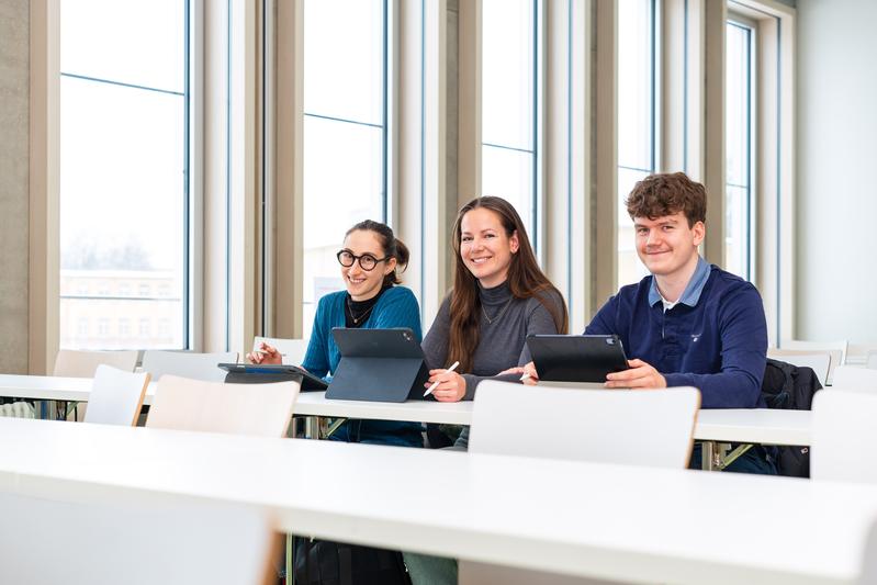 Julia Payr, Carmina Ottmann und Linus Kußberger (v. li.) zählen zu den ersten Stipendiaten, die sich für das anschließende Arbeiten im ländlichen Bayern verpflichtet haben.