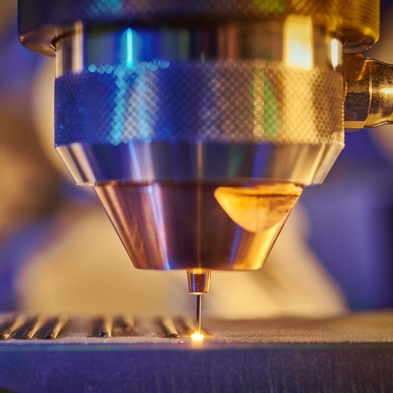 Vom Labor zur Anwendung: Bei der Zusammenarbeit zwischen Fraunhofer ILT und Cailabs im Bereich der drahtbasierten Lasermaterialabscheidung mithilfe der MPLC-Strahlformung.