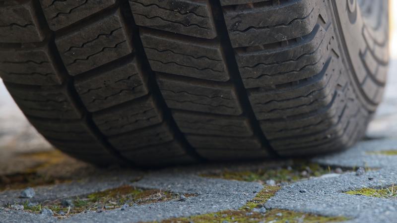 Around two-thirds of microplastics in the air come from tyre abrasion, according to a study from Leipzig published in the journal communications earth & environment.