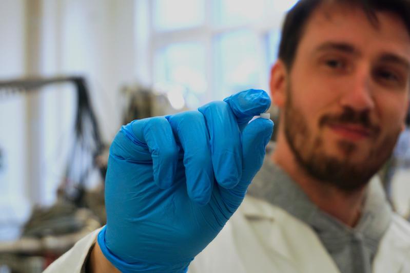 Watteartig und federleicht: Auf einem solchen Aerohydrogel können sich menschliche Gehirnzellen im Labor vernetzen und Signale austauschen.