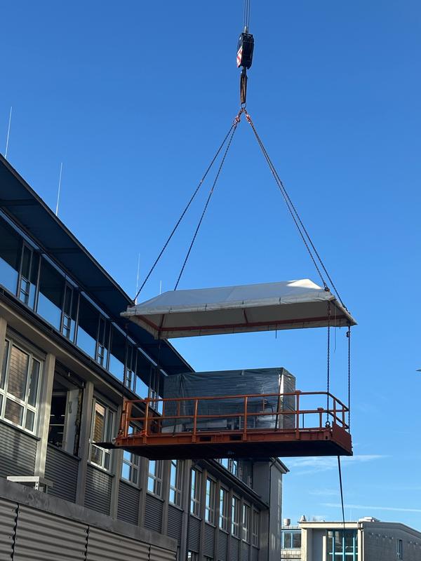 Jeder der beiden Blöcke der Anlage misst etwa 3 auf 4 Meter, mit einer Höhe von knapp 2 Metern. Insgesamt wiegt die Anlage 3 Tonnen.   