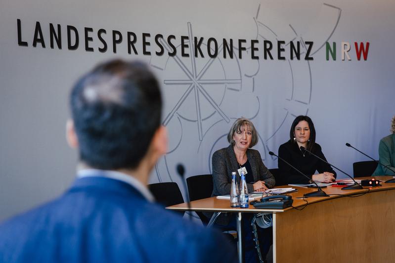 Michaela Evans-Borchers (l.), Institut Arbeit und Technik, und Anke Unger, DGB NRW, bei der Vorstellung des Datenreports zur Gleichstellung von Frauen auf dem Arbeitsmarkt in NRW auf der Landespressekonferenz am 3. März 2026 in Düsseldorf.