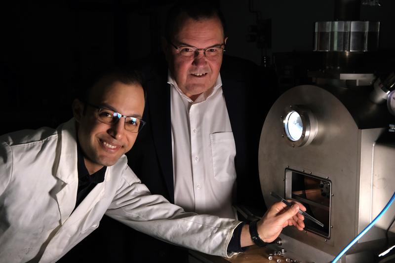 Die Arbeitsgruppe von Professor Ralf Busch (rechts) entwickelte neue Legierungen, die alle Bedingungen erfüllen, um Motorkomponenten vollständig glasartig zu drucken. Doktorand Amirhossein Ghavimi (links) forschte mit an den neuen Legierungen.