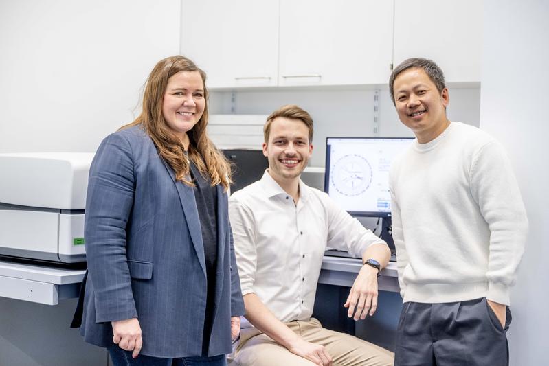 Wanda Gerding, Marco Tembrink und Huu Phuc Nguyen (v.l.) arbeiten in der Abteilung für Humangenetik der Ruhr-Universität Bochum zusammen. 