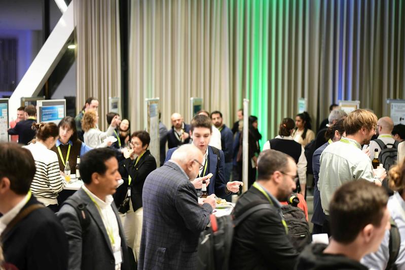 Wissenschaftlicher Austausch bei der Postersession am ersten  Konferenzabend 