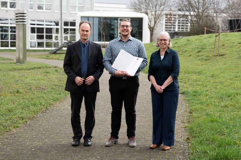Prof. Dr.-Ing. Simon Duque Antón (Mitte) mit der Präsidentin Prof. Dr. Antje Krause (rechts) und Dekan Prof. Dr.-Ing. Christian Baier-Welt