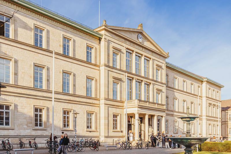 Studierende vor der Neuen Aula der Universität Tübingen. 