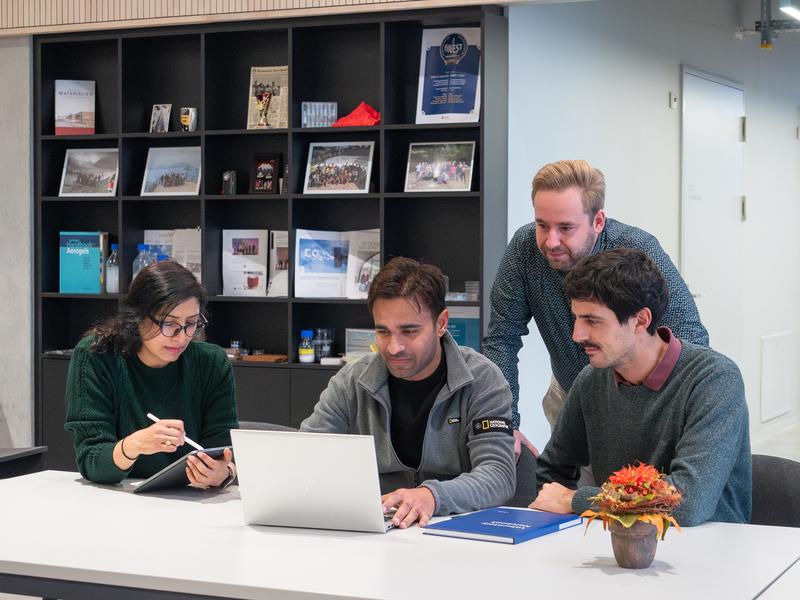 Die Postdoktoranden Afsheen Zahra Syedah, Aamir Iqbal, Nick Goossens und Cesare Roncaglia (von links) aus vier unterschiedlichen Empa-Labors arbeiten gemeinsam an MXenen. 