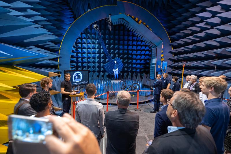 Einweihung der „Bistatischen Radarreflektivitätsmessanlage (BiRa)“ in der „Virtuellen Straße – Simulations- und Testanlage VISTA“