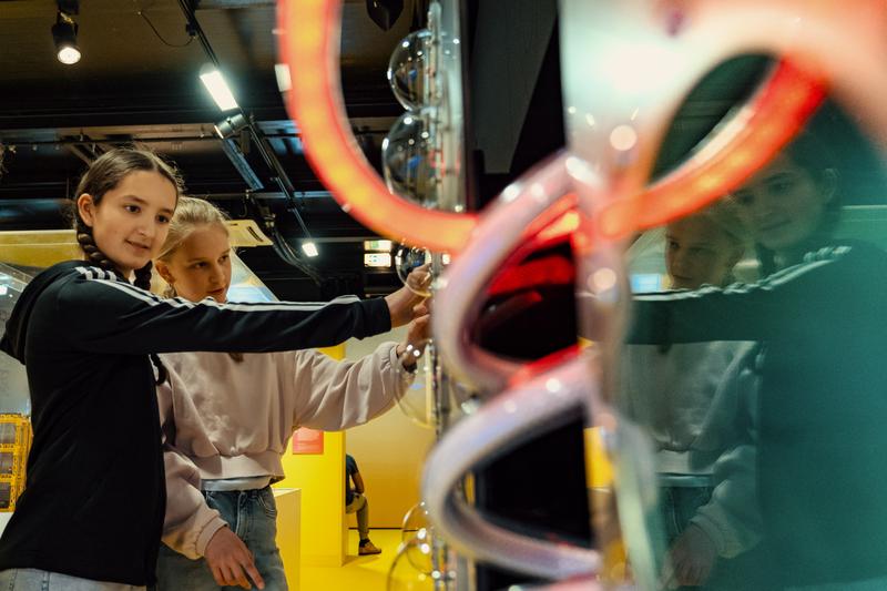 Das Ausstellungsschiff MS Wissenschaft transportiert Forschung zum Anfassen.