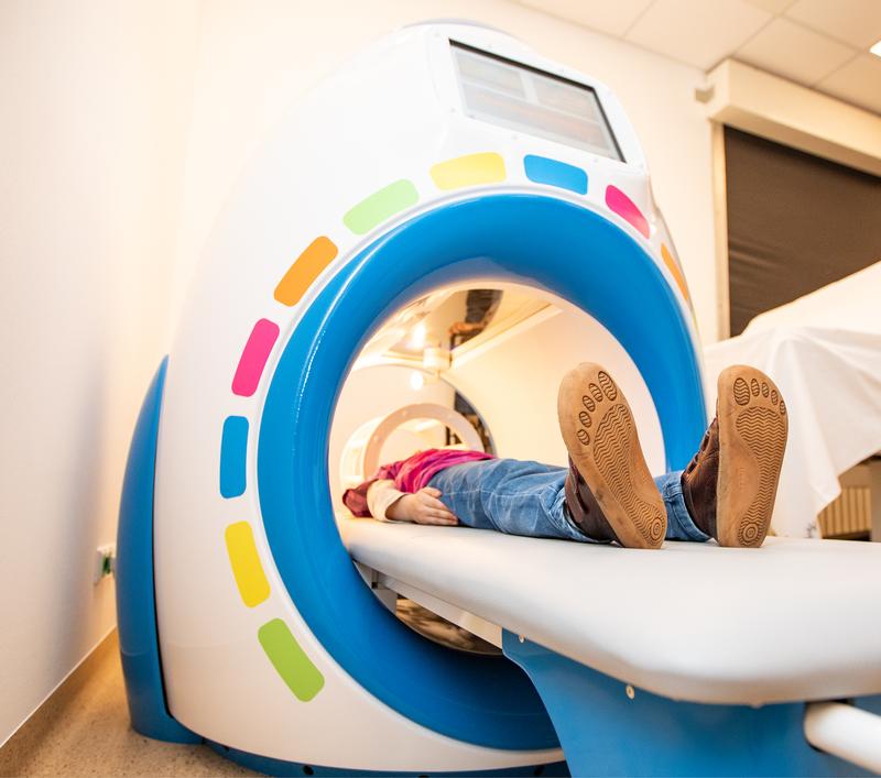 Fun with a learning effect: While the child practices the examination in the MRI simulator, it can watch a movie.