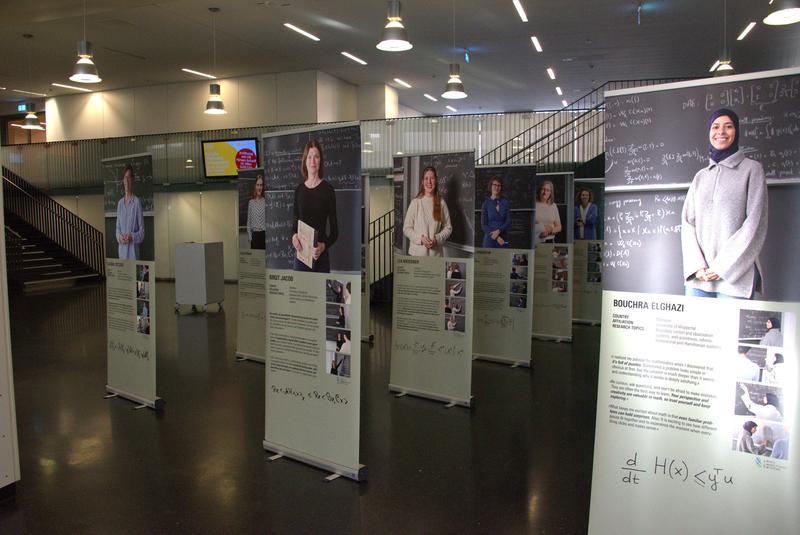 Blick in die Ausstellung mit Fotos von Sigurd Steinprinz.