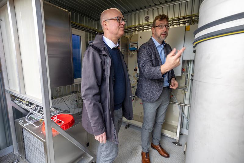 Prof. Dr.-Ing. Kai Wellbrock erklärt Umweltminister Tobias Wellbrock die Verfahrensform der Ozonung im Rahmen der vierten Reinigungsstufe. 