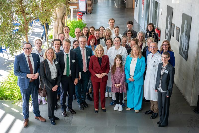 Bundesgesundheitsministerin Nina Warken besucht das Projekt PEDNET-LC am Universitätsklinikum Dresden.