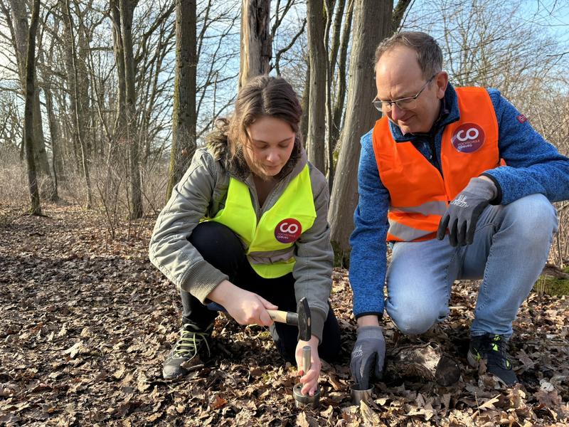 Prof. Dr. Matthias Noll und Doktorandin Alexandra Unglaube bei der Probenentnahme. 