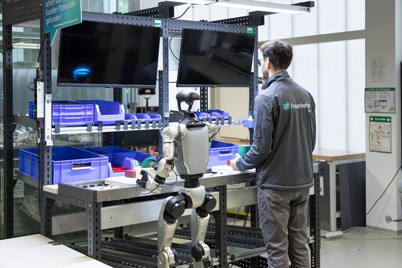 Insbesondere Robotik im Einsatz ohne Schutzzaun bedarf besonderer Sicherheitsmaßnahmen.