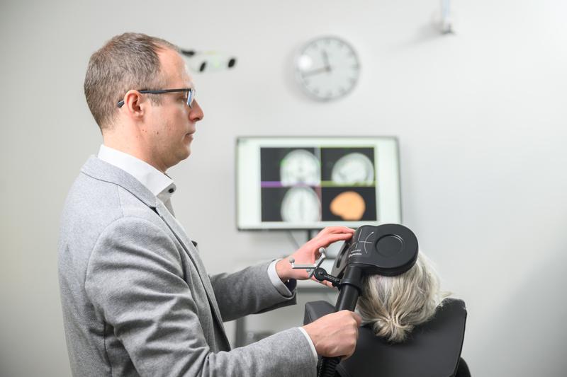 Die transkranielle Hirnstimulation (TMS) ist ein zentraler Forschungsschwerpunkt des UKW. Alexander Soutschek untersucht, wie sich durch magnetische Impulse von außen bestimmte Hirnregionen stimulieren lassen, um Entscheidungsprozesse zu beeinflussen.