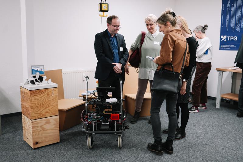Prof. Dr. Stephan Schmidt (Professor für Mechatronische Systeme) stellte den intelligenten und selbstfahrender Rollator "SmartRoll" vor. Er unterstützt die Frühmobilisation und kann frühzeitig auf Sturzrisiken hinweisen.
