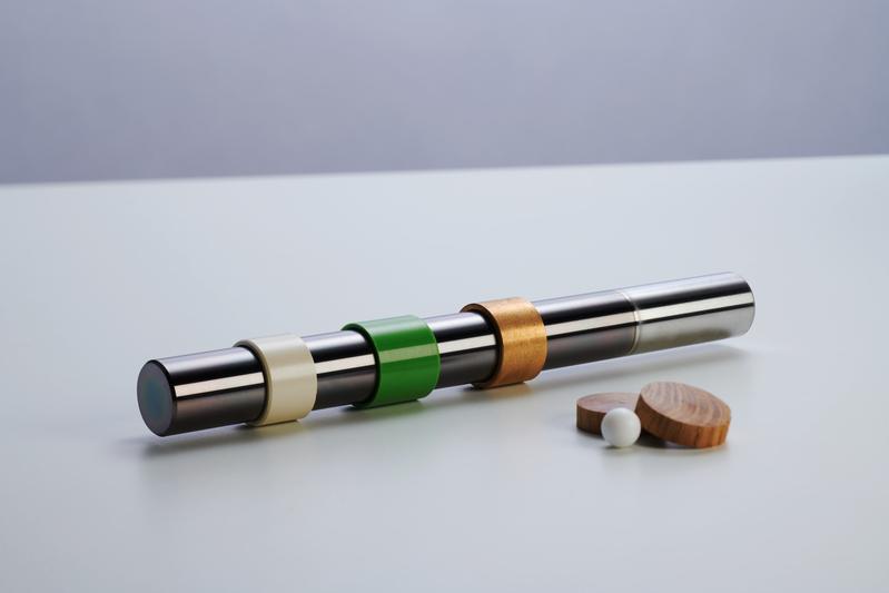 Fraunhofer IWS has investigated superlubricity for several years and now applies this expertise to biobased material and lubricant systems. A technological focus targets functional carbon coatings creating smooth surfaces and enable superlubricity.