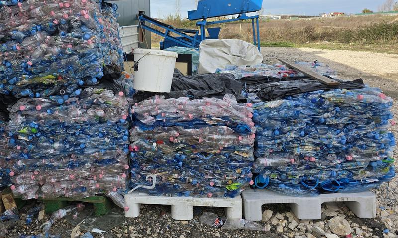 Der Kreislaufwirtschaftspark des albanischen Startups RecycAL nahe Tirana umfasst Recyclingzentrum (Bild: gepresstes Plastik), Second Hand-Laden und ein ökologisch gebautes Bildungszentrum. Die Deutsche Bundesstiftung Umwelt (DBU) hat gefördert.