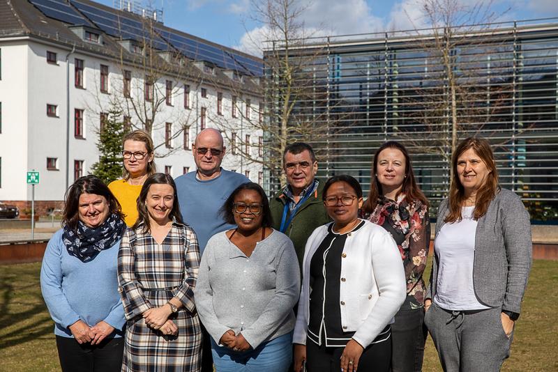 Zum Auftakttreffen auf dem Wismarer Campus: Vertreterinnen und ein Vertreter aus Bulgarien und Südafrika mit der Geschäftsführerin des RSI, Regina Krause (hinten 2. v. l.) und der EU-Referentin der Hochschule Wismar, Evgenia Mahler (vorn Mitte).