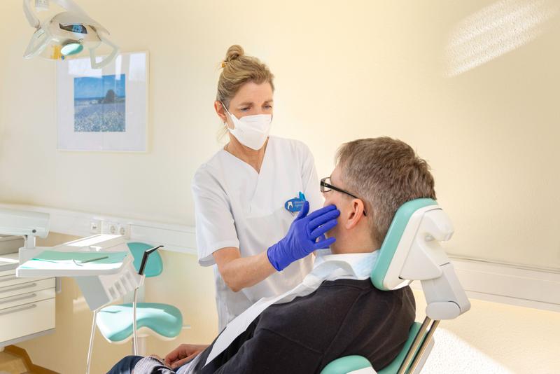 Auch zahnmedizinische Untersuchungen gehören zum Programm, hier mit Untersucherin Sylvia Schröder.