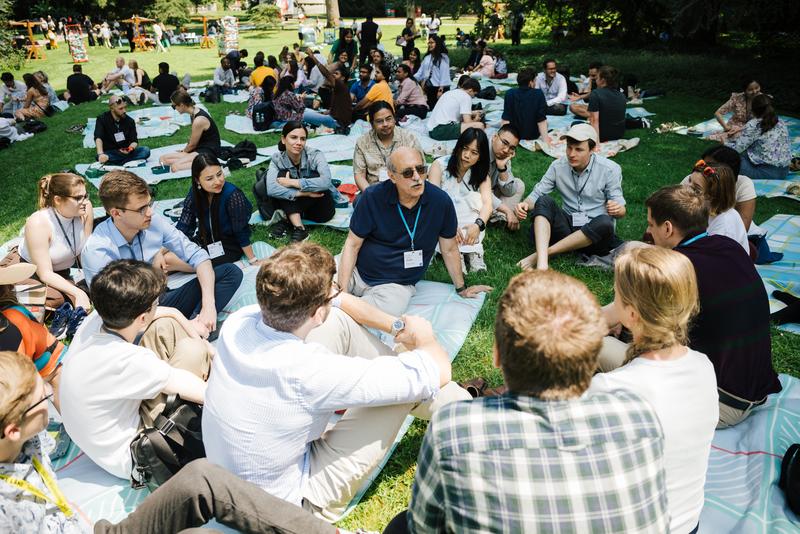 Martin Chalfie in talks with Young Scientists during the Science Picnic