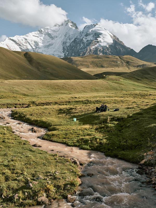 Rund ein Drittel der Weltbevölkerung ist abhängig von Wasser aus den Bergen. Ein Wasserlauf im Einzugsgebiet von Kyzylsu mit den ihn speisenden Gebirgsgletschern und Schnee im Hintergrund.