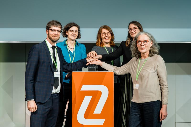 Startschuss für die Eröffnung des IAT, v.l.n.r.: Sebastian Rogga (ZALF), Prof. Ilona Leyer (Hochschule Geisenheim), Silke Flörke (Universität Kassel), Julia Gunnoltz (ZALF) und Barbara Sprenger (JLU Gießen) - Quelle: Reimann Fotografen / ZALF