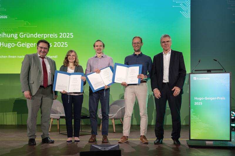Die Preistragenden mit dem bayrischen Wirtschaftsstaatsekretär Tobias Gotthardt (l.) und dem Präsidenten der Fraunhofer-Gesellschaft Holger Hanselka (r.). 